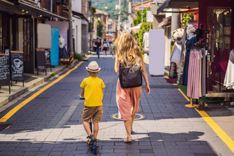 妈妈儿子游客北村韩屋村著名的的地方朝鲜文传统的房子保存旅行韩国概念旅行孩子们概念