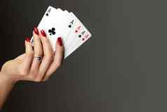 ace玩卡片女人的手球员扑克四胞胎结合优雅的女手红色的修指甲