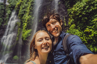 爱的夫妇sekumpul瀑布丛林巴厘岛岛印尼巴厘岛旅行概念