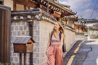 年轻的女人旅游北村韩屋村著名的的地方朝鲜文传统的房子保存旅行韩国概念