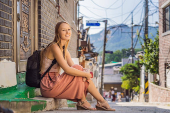 年轻的女人旅游北村韩屋村著名的的地方朝鲜文传统的房子保存旅行韩国概念