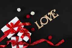 白色礼物盒子红色的丝带黑色的背景情人节