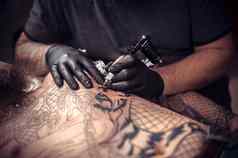 纹身专家使纹身纹身工作室