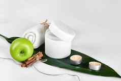 自然水疗中心美治疗清洗产品苹果白色背景