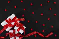 白色礼物盒子红色的丝带黑色的背景情人节一天问候卡
