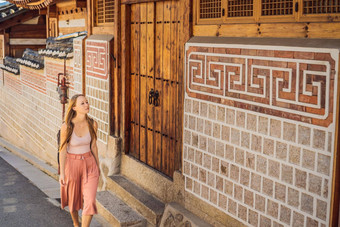 年轻的女人旅游北村韩屋村著名的的地方朝鲜文传统的房子保存旅行韩国概念