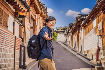 年轻的男人。旅游北村韩屋村著名的的地方朝鲜文传统的房子保存旅行韩国概念