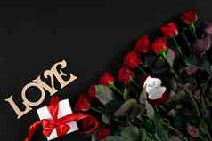 红色的玫瑰环礼物盒子黑色的背景
