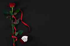 黑暗红色的玫瑰红色的丝带盒子环黑色的巴克