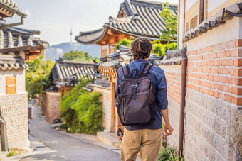 年轻的男人。旅游北村韩屋村著名的的地方朝鲜文传统的房子保存旅行韩国概念