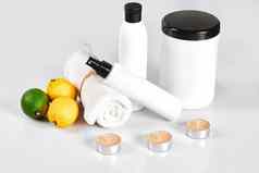 白色瓶柠檬石灰孤立的白色背景概念广告化妆品