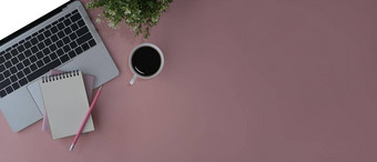 平躺移动PC电脑咖啡杯笔记本盆栽植物粉红色的背景复制空间