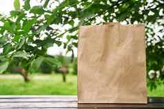 空白纸袋站木表格背景绿色叶子