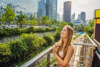 年轻的女人旅游清溪川流首尔韩国清溪川流结果巨大的城市更新项目旅行韩国概念