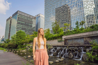 年轻的女人旅游清溪川流首尔<strong>韩</strong>国清溪川流结果巨大的城市更新项目旅行<strong>韩</strong>国概念