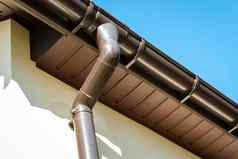 棕色（的）聚氯乙烯男孩连接落水管屋顶边缘