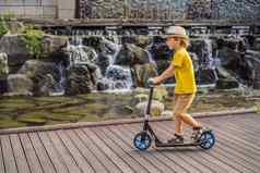 踏板车男孩首尔清溪川流首尔韩国清溪川流结果巨大的城市更新项目旅行韩国概念旅行孩子们概念