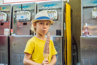 旅游男孩吃冰奶油脚长冰奶油长冰奶油受欢迎的旅游吸引力韩国旅行韩国概念旅行孩子们概念