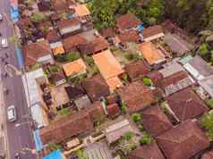 别墅brown-orange瓦屋顶热带树天空背景乌布巴厘岛太阳闪亮的空中水平照片