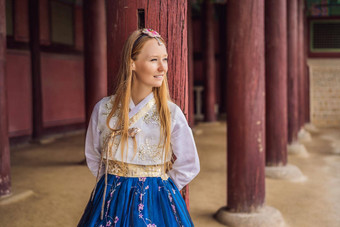 年轻的高加索人女旅游韩服国家朝鲜文衣服朝鲜文宫旅行韩国概念国家朝鲜文服装娱乐游客国家朝鲜文服装