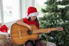 孩子玩吉他唱歌圣诞节树