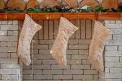 白色圣诞节礼物袜子挂桌布