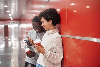 年轻的夫妇智能手机等待地铁火车