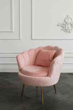 软粉红色的扶手椅站照片工作室