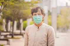 但穿面部卫生面具安全户外人面具细灰尘问题发现主要城市世界空气污染环境意识概念