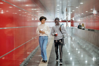夫妇学生外卖咖啡走地铁平台