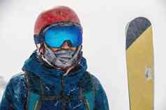 特写镜头肖像滑雪护目镜男人。反射雪山山范围反映了滑雪面具肖像男人。滑雪度假胜地背景山