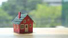 小房子模型木表格复制空间真正的房地产投资购买出售概念
