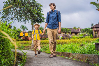 父亲儿子游客巴厘岛走狭窄的舒适的街道乌布巴厘岛受欢迎的旅游目的地旅行巴厘岛概念旅行孩子们概念
