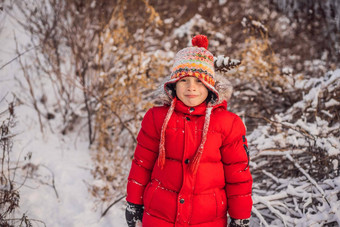 男孩红色的时尚衣服玩在户外活跃的休闲孩子们冬天冷天男孩有趣的雪快乐孩子玩雪好冬天天气