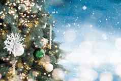 神奇的装饰圣诞节树球丝带花环模糊蓝色的闪亮的仙女闪闪发光的背景