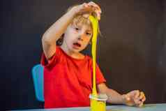 男孩玩手使玩具被称为黏液孩子玩黏液孩子挤压伸展运动黏液