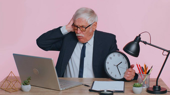 高级商人焦虑检查时间时钟运行晚些时候工作延迟的最后期限