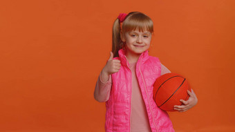 女孩运动员篮球风扇持有球培训运球锻炼体育运动动机生活方式