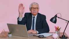 高级业务男人。波手棕榈手势问候欢迎网络研讨会粉红色的办公室