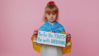 伤心蹒跚学步<strong>的</strong>乌克兰女孩孩子刺绣抗议<strong>战争</strong>冲突提出了横幅登记
