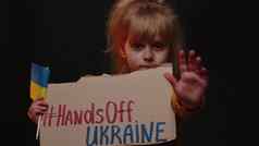 害怕可怜的女孩无家可归的人抗议战争冲突提出了横幅登记手乌克兰