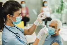 护士持有冠状病毒疫苗注射器