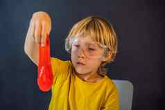 男孩玩手使玩具被称为黏液孩子玩黏液孩子挤压伸展运动黏液