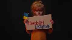 心烦意乱可怜的女孩无家可归的人抗议战争冲突提出了横幅登记手乌克兰