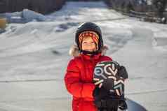 可爱的男孩准备好了滑雪活动孩子们冬天孩子们的冬天体育运动生活方式