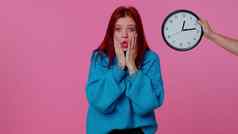 困惑女人焦虑检查时间时钟运行晚些时候工作延迟的最后期限
