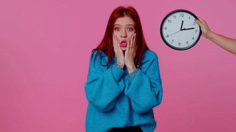 困惑女人焦虑检查时间时钟运行晚些时候工作延迟的最后期限