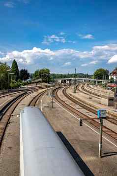 铁路跟踪移动火车火车站垂直视图