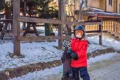 可爱的男孩准备好了滑雪活动孩子们冬天孩子们的冬天体育运动生活方式