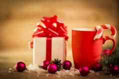 杯子茶咖啡糖果香料圣诞节装饰木背景礼物红色的丝带